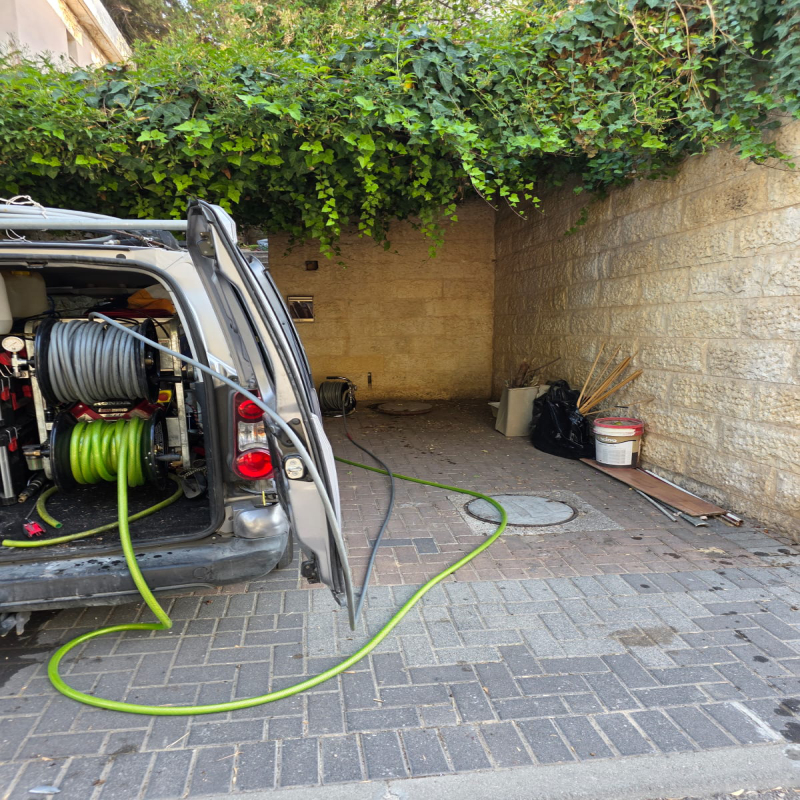 ביובית קטנה בחניון